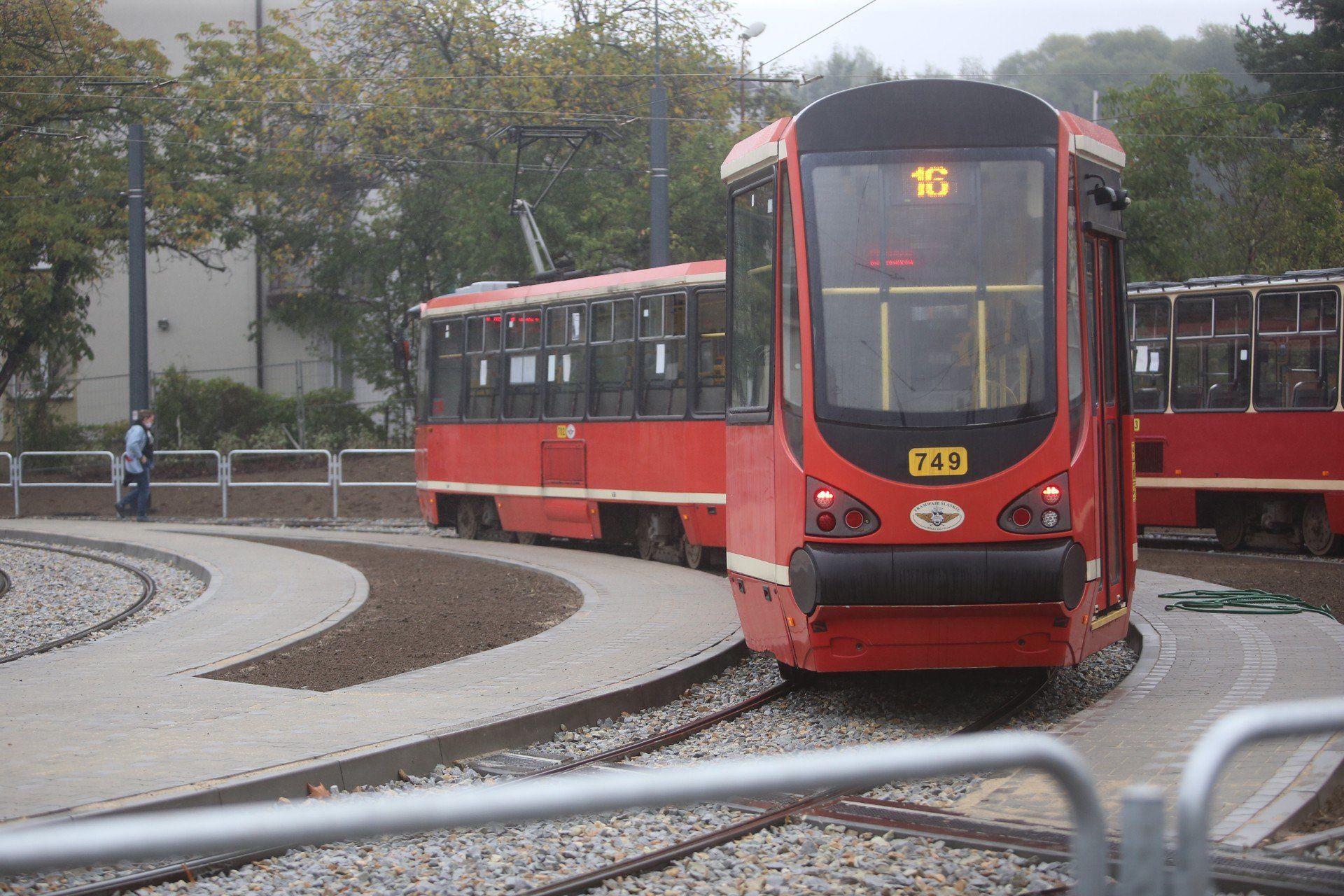 Wykonany zostanie również niezbędny układ drogowy zapewniający obsługę obiektu, w tym drogi dla autobusów i zatoki autobusowe, zagospodarowanie terenu z uwzględnieniem powiązań planowanego obiektu z otoczeniem i niezbędną obsługą komunikacyjną, a więc: drogi dojazdowe, w tym m.in. do parkingu Park&amp;Ride i osiedla oraz niezbędną przebudową ul. Bażantów w rejonie skrzyżowania z drogą dojazdową do węzła przesiadkowego.
