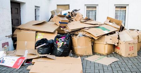 Zabawki w śmieciach po zbiórce Pomóż Dzieciom Przetrwać Zimę. Znamy powód