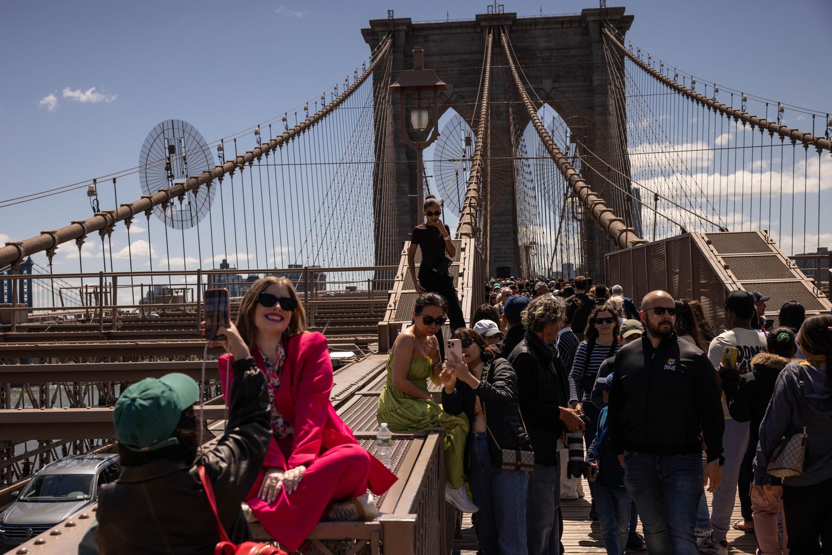 Turyści na Brooklyn Bridge w Nowym Jorku