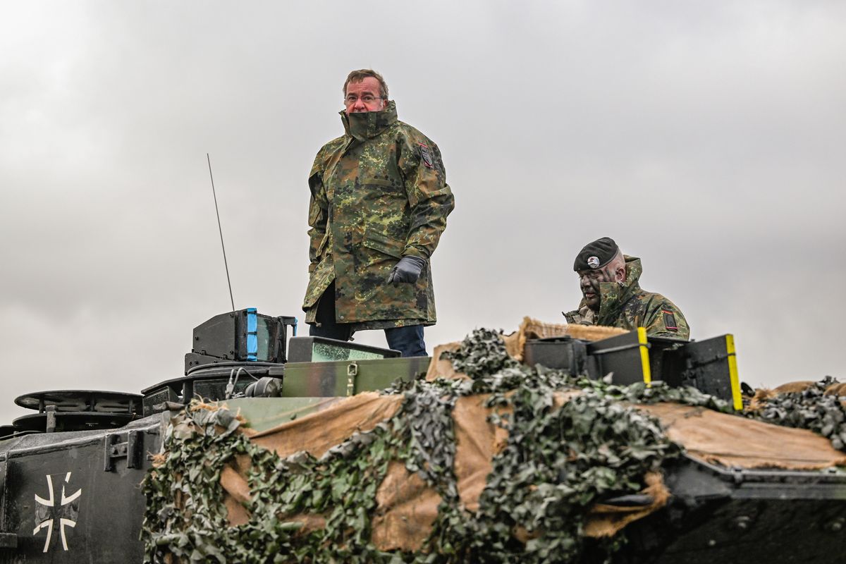 Minister obrony Boris Pistorius podczasLeopard 2 i rozpoczęły szkolenie ukraińskich załóg czołgów.