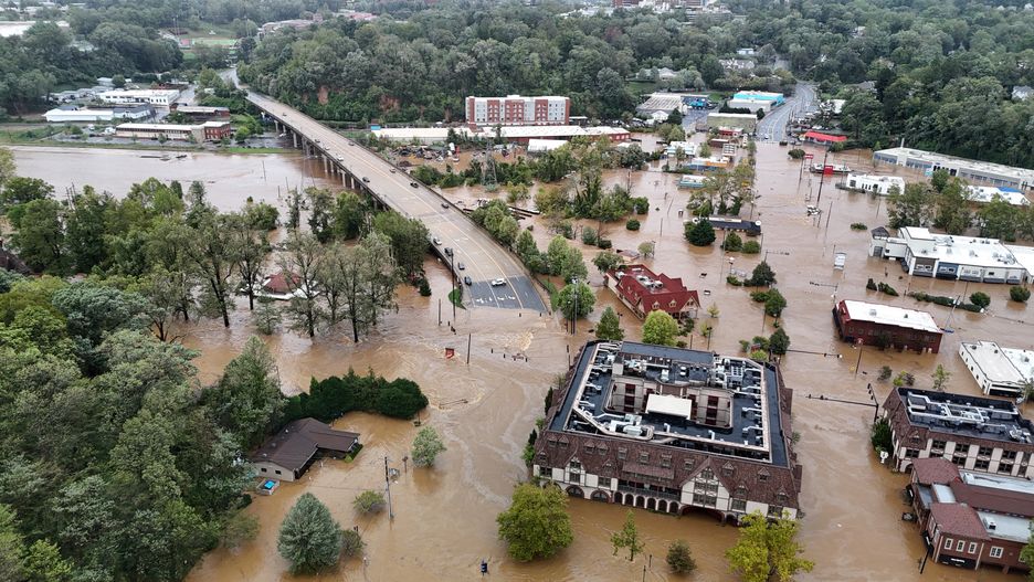 Hurricane Helene aftermath in North Carolina
epa11632803 Flooding caused by the storm that started as Hurricane Helene covering streets in Asheville, North Carolina, USA, 27 September 2024 (issued 29 September 2024). Many parts of the southeastern portion of the United States, including western North Carolina and Tennessee, have been affected by the heavy rains and wind brought by the storm, which has killed at least 64 people.  EPA/BILLY BOWLING 
Dostawca: PAP/EPA.
BILLY BOWLING
hurricane, storm, climate, floods, flooding, North Carolina