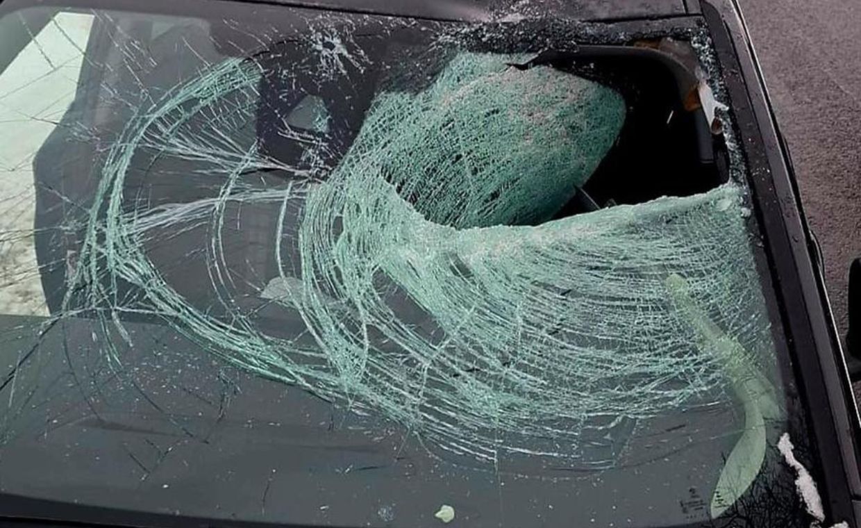 wiadomości,aktualności,WP Wiadomości Tafla lodu z naczepy raniła dwie osoby. Policja szuka kierowcy tira