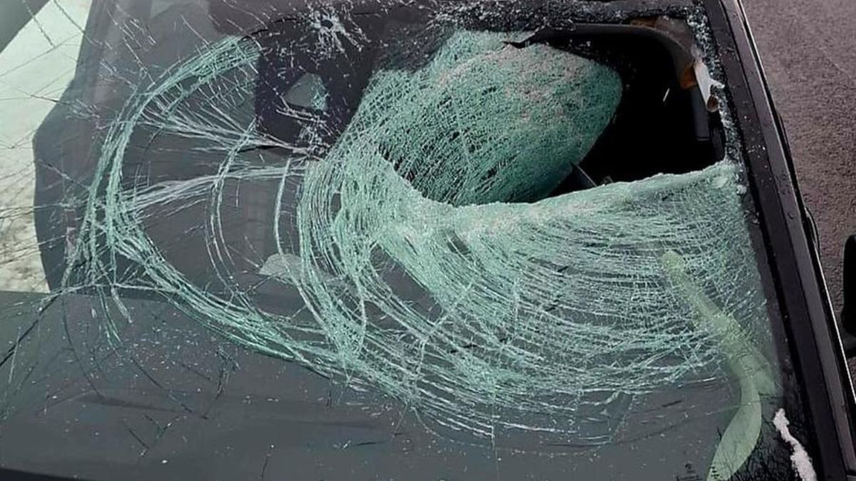 Policja z Oławy szuka kierowcy, z którego naczepy spadł lód