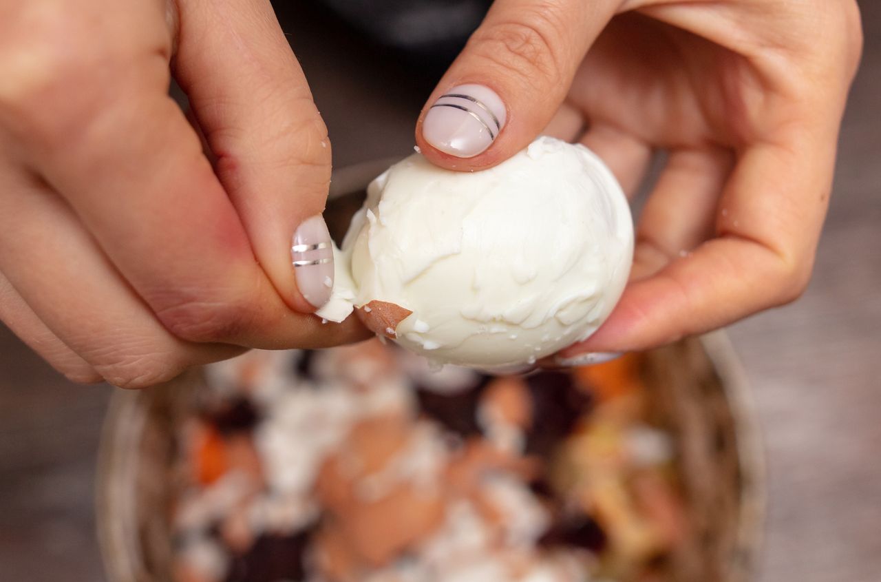 Internetowy trik pomaga w łatwy sposób pozbyć się skorupki z jajka