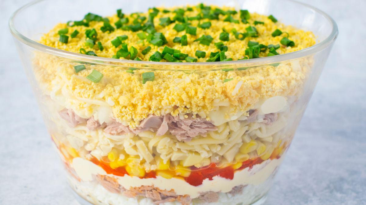 Sałatka milionera — przyrządź ją na Wigilię albo Sylwestra i zachwyć gości