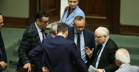 Budżet "puchnie". Prof. Wojciechowski: Pieniądze są w tym rządzie na telefon