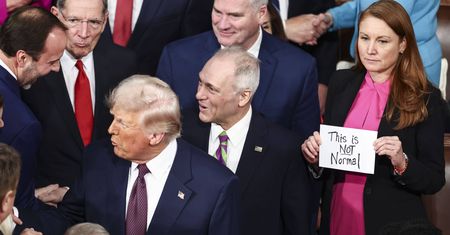 Stała za Trumpem z kartką. Wszystko się nagrało