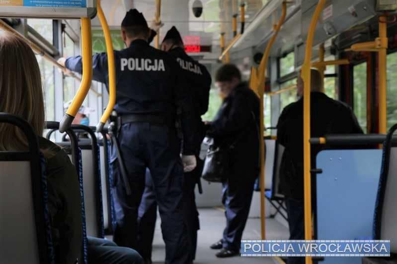 Jelenia Góra. Wsiadł do autobusu z hulajnogą, został brutalnie zatrzymany. Policja się tłumaczy