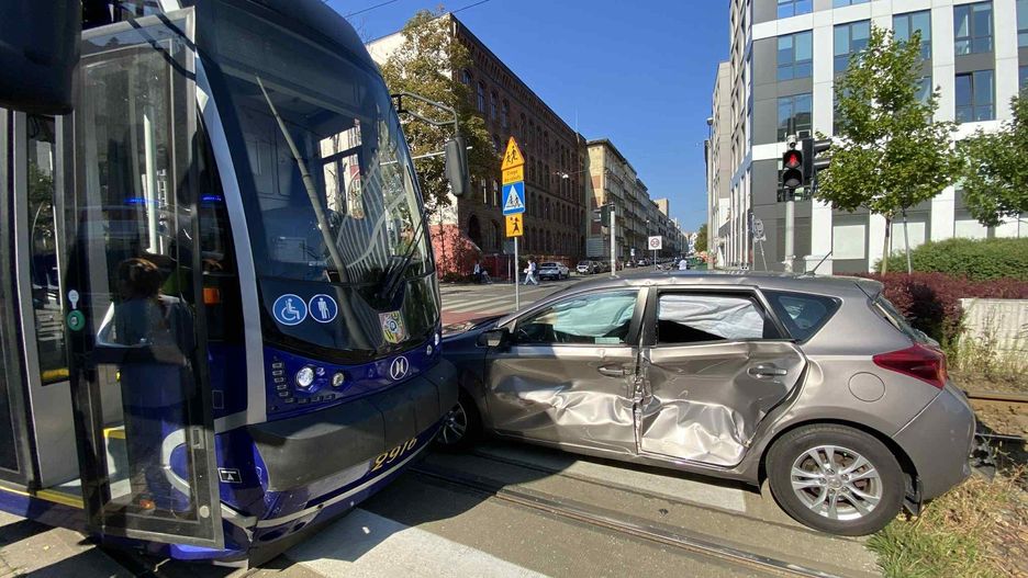 Wypadek samochodu z tramwajem.