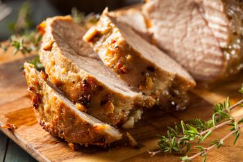 Smaruję schab i wkładam do piekarnika. Sprawia, że mięso jest delikatne, kruche i soczyste