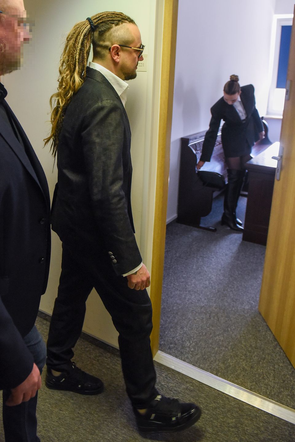 Sandra Kubicka i Baron w sądzie