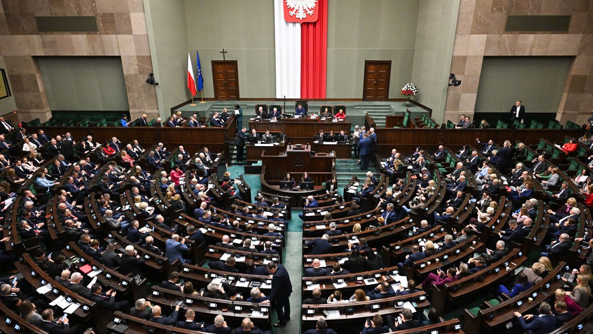 Warszawa, 05.11.2025. Posłowie na sali plenarnej Sejmu w pierwszym dniu siedzenia niższej izby parlamentu, 5 bm. Posłowie m.in. przeprowadzą drugie czytanie rządowego projektu ustawy o szczególnych rozwiązaniach służących realizacji ustawy budżetowej na 2026 rok. (amb) PAP/Radek Pietruszka