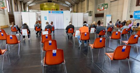 Szczepienia przeciw COVID-19. Niechciane dawki to już miliony sztuk. Rząd rozważa sprzedaż
