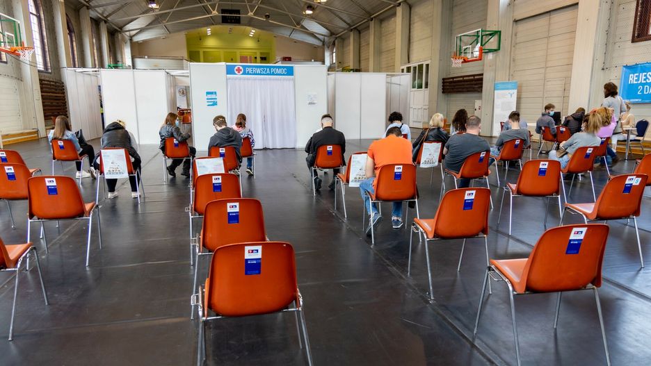 Szczepienia przeciwko COVID-19. Polacy przestają się szczepić, rząd rozważa sprzedaż szczepionek
