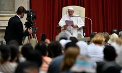 Watykan. Papież modlił się za pogorzelców