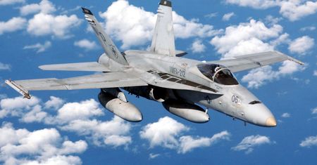 F-18 w polskiej bazie w Łasku. Amerykanie przysyłają więcej samolotów