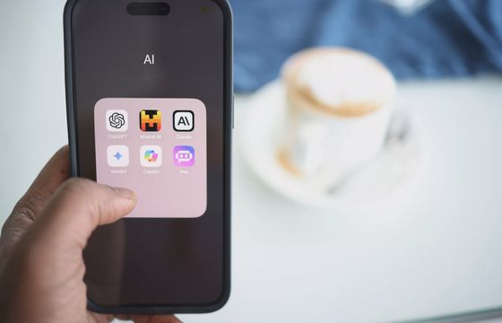 Ruch z AI na strony www dynamicznie rośnie. Ale to niewiele przy spadkach