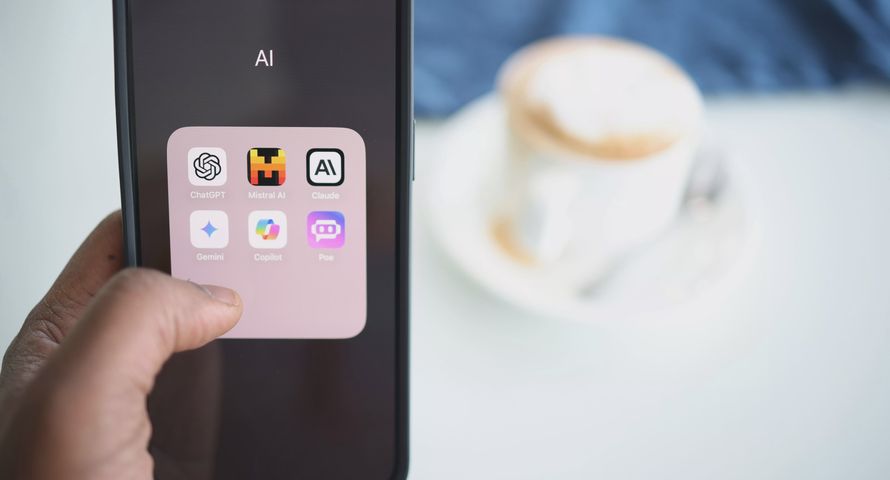 Ruch z AI na strony www dynamicznie rośnie. Ale to niewiele przy spadkach