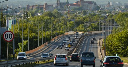 Tańsze paliwo, rozwój elektromobilności i zniesienie biurokracji. Jakie zmiany dla kierowców szykują kandydaci na prezydenta?