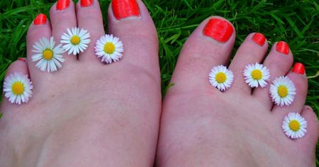 Polki uwielbiają żelowy pedicure. Specjaliści biją na alarm
