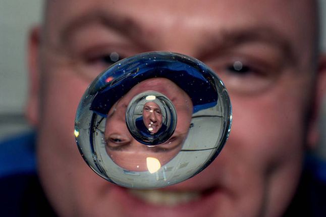 Na pokładzie ISS - kropla wody z pęcherzykiem powietrza w środku