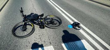 Wypadek pod Krakowem. Potrącony chłopiec jadący na rowerze. Policjanci udzielili mu pomocy