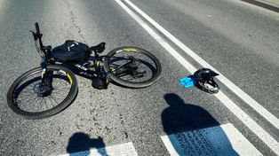 Wypadek pod Krakowem. Potrącony chłopiec jadący na rowerze. Policjanci udzielili mu pomocy