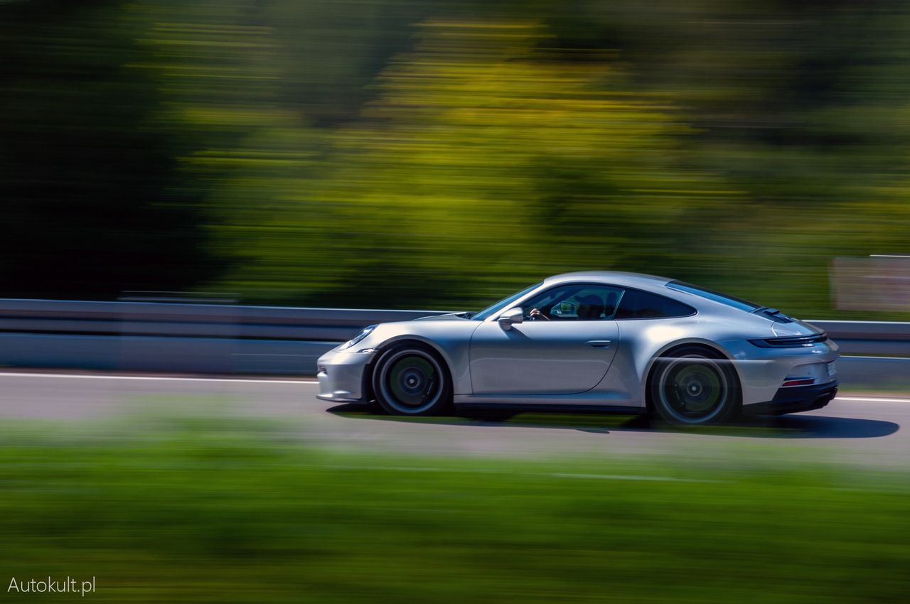 Porsche 911 GT3 Touring vs Porsche 911 Carrera RS 2.7