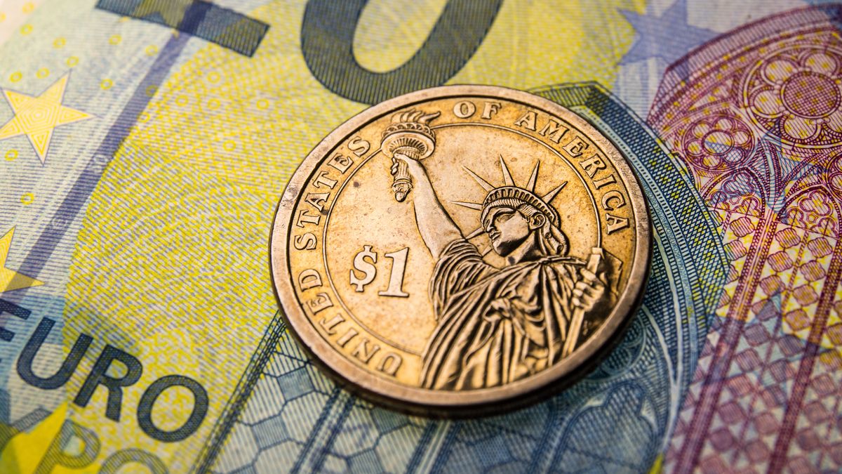 POLAND - 2022/03/09: In this photo illustration, a reverse of the United States 1 dollar coin with Statue of Liberty and the 20 euro note are seen displayed. (Photo Illustration by Karol Serewis/SOPA Images/LightRocket via Getty Images)