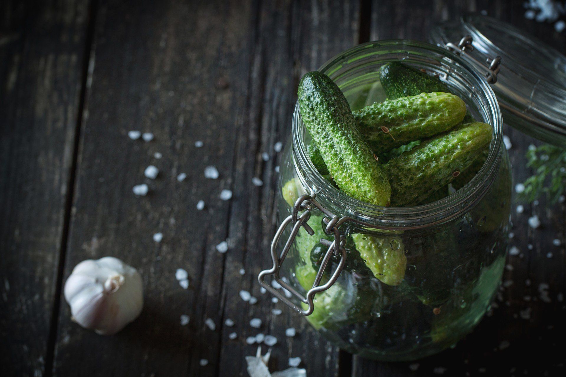 Preparation of low-salt pickled cucumbers