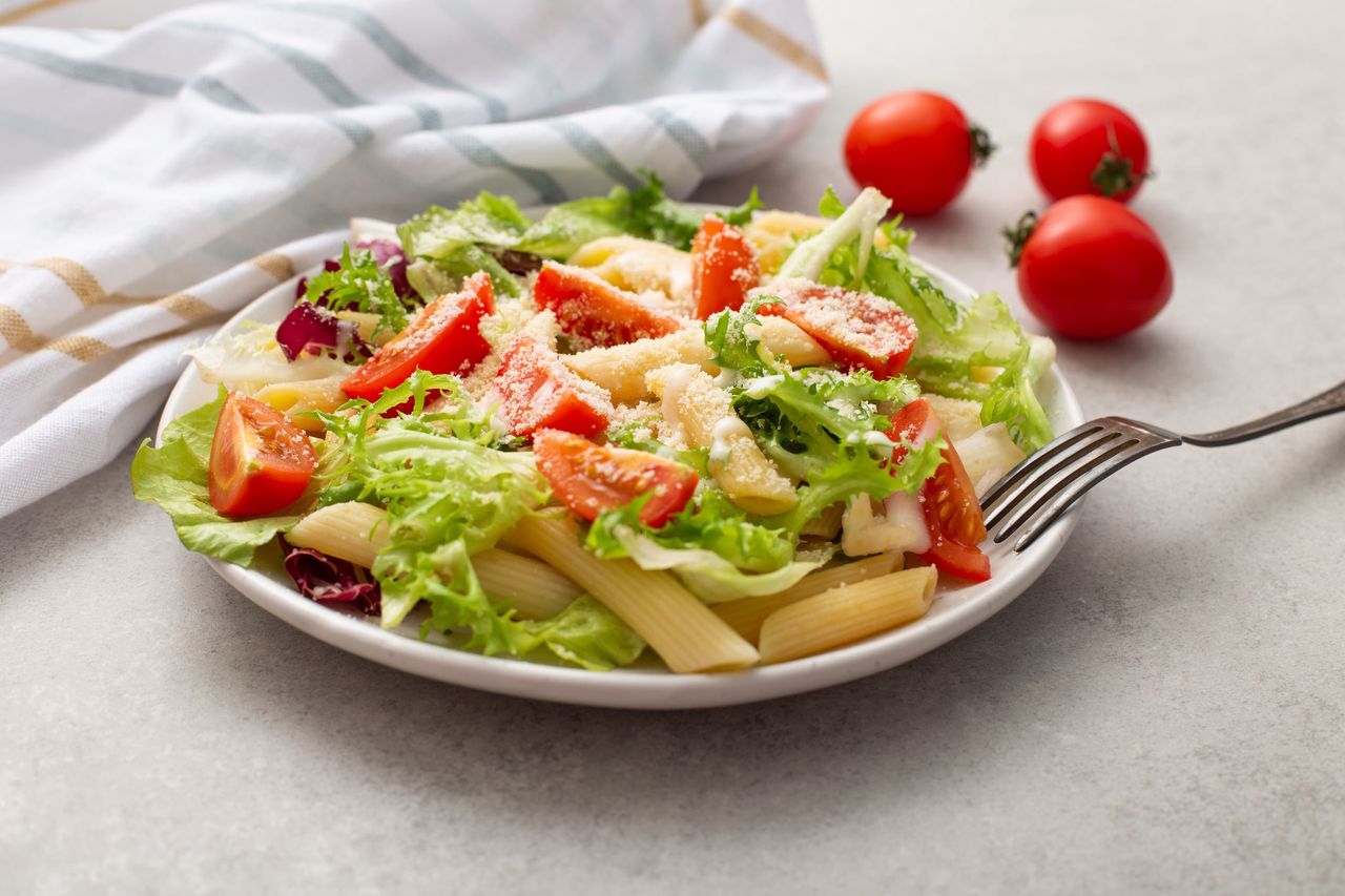 Smakuje jak w najlepszej restauracji. Przepis na sałatkę makaronową
