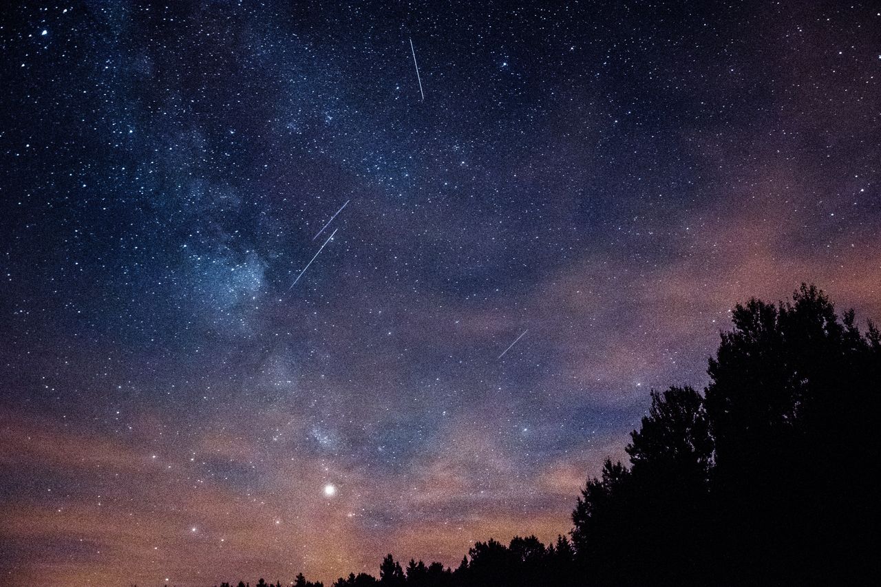 Rój meteorów - zdjęcie ilustracyjne