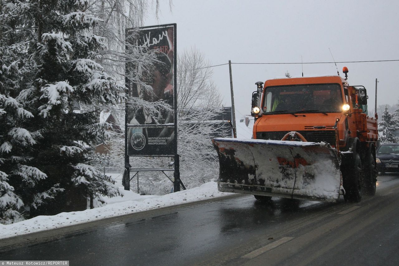 Pościg za pijanym kierowcą. Uciekał skradzioną pługopiaskarką