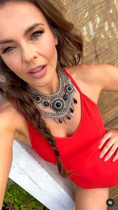 Edyta Herbuś w czerwonym stroju pląsa po tarasie