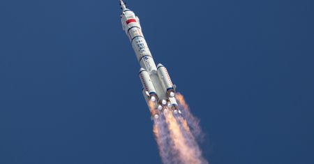 Powrót Shenzhou-20 na Ziemię opóźniony. Powodem śmieci