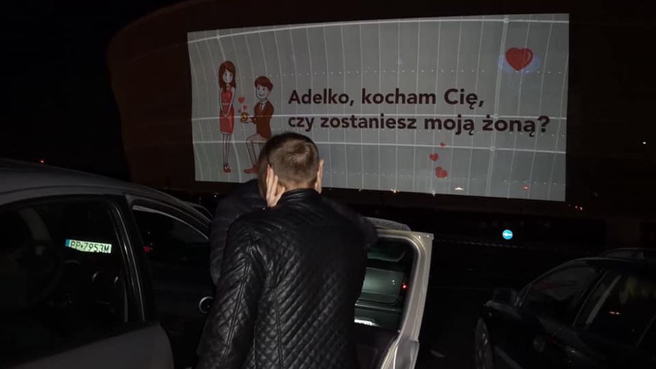 Wrocław. Oświadczyny podczas kina samochodowego. Padło "tak"