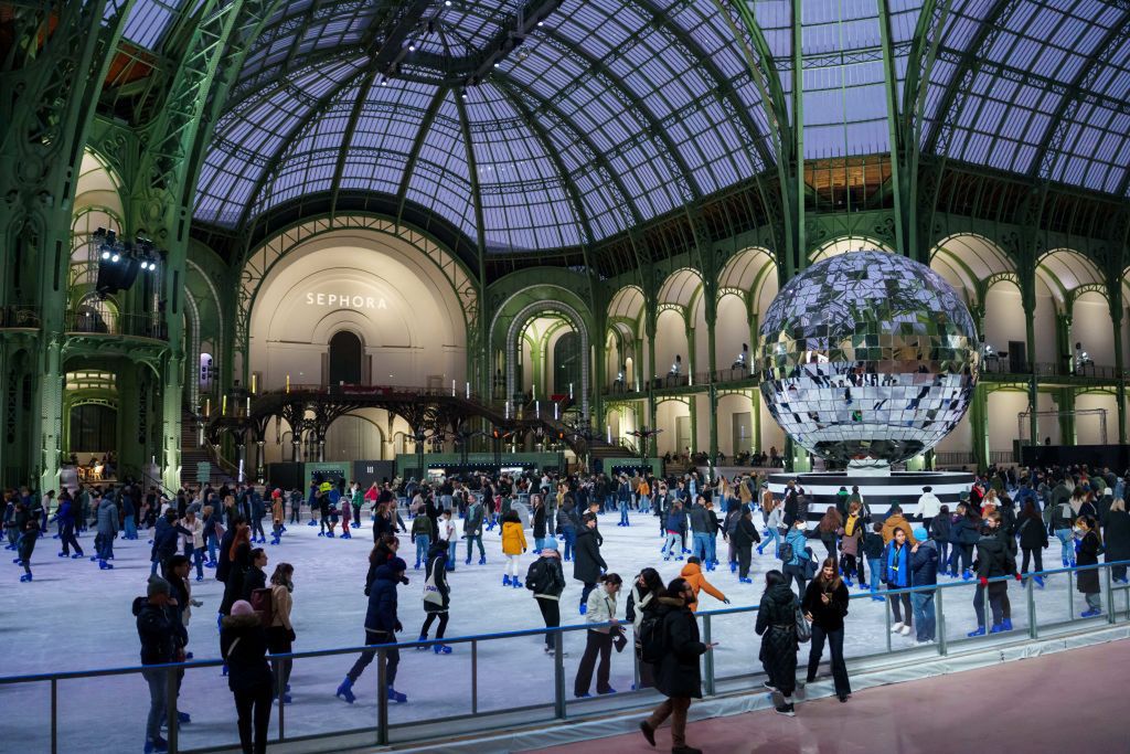 Lodowisko odwiedzają tłumy turystów 