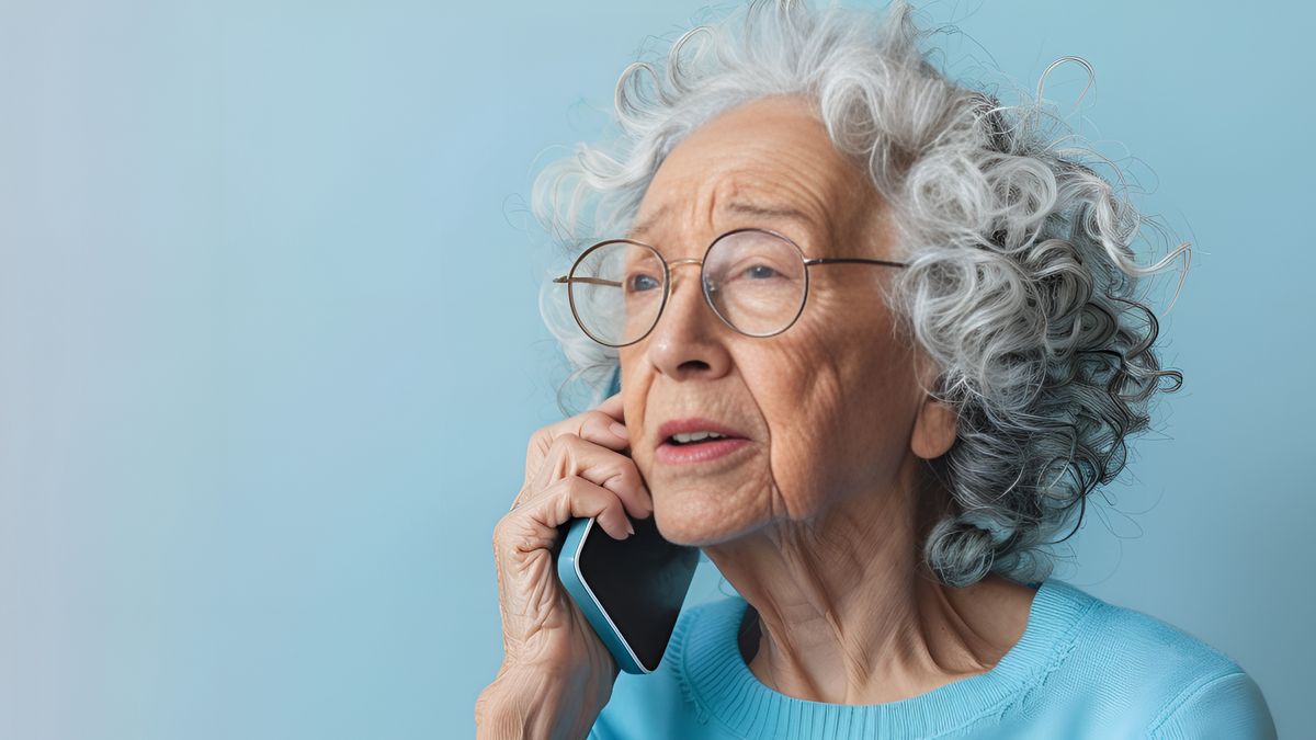 senior, starsza kobieta, telefon, rozmowa, emerytka, okulary, komunikacja, troska, technologia, kontakt, emocje, seniorzy, pomoc, lifestyle, rodzina, oszustwo telefoniczne, scam na seniora, oszustwo na wnuczka, oszustwa finansowe, zagrożenia internetowe, ochrona danych, niebezpieczna rozmowa
