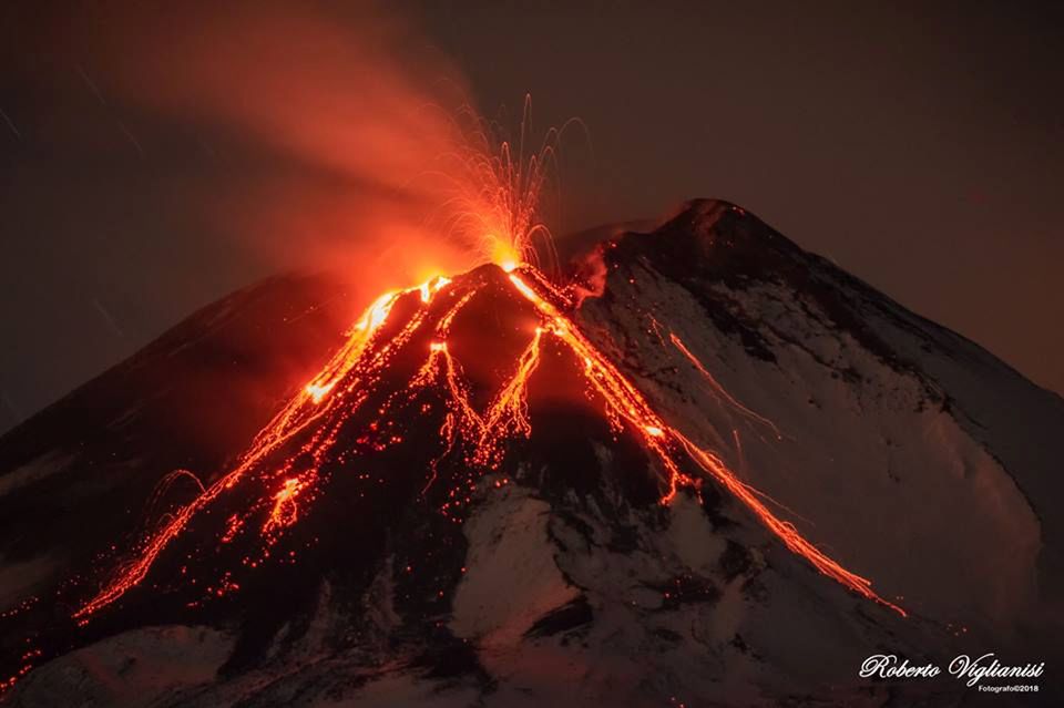 Wulkan Etna znowu aktywny. Zobacz przepiękne zdjęcia erupcji