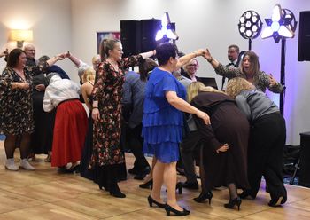 Malbork: Bal Absolwentów I LO. Polonez i pamiątkowe zdjęcia