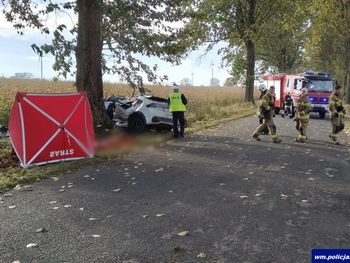 Płośnica: Zjechał z drogi i uderzył bokiem w drzewo. 34-latek nie żyje