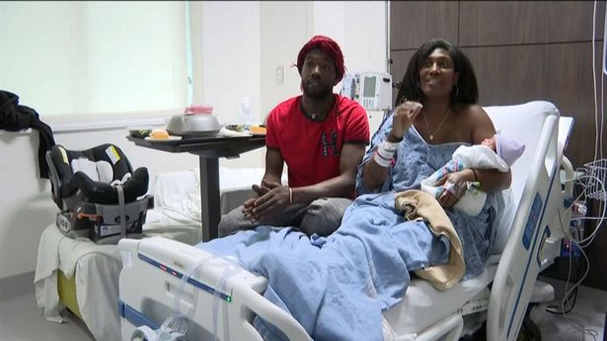 Zaczęła rodzić, kiedy znajdowała się w toalecie jednej z restauracji McDonald's. Pomagał przyszły ojciec i personel obiektu