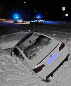 Pościg za BMW zakończony w rowie. 22-latek nie miał uprawnień i uderzył w radiowóz