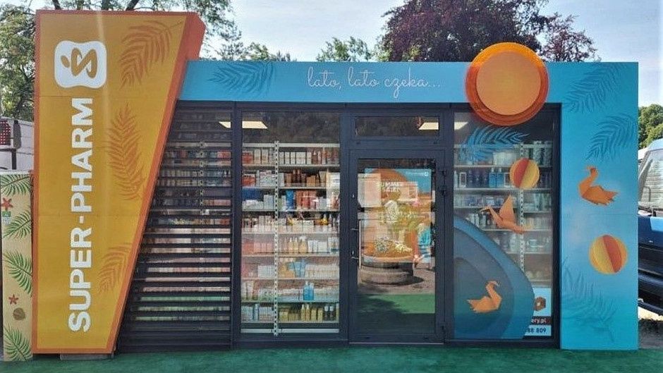 Sieć Super-Pharm rozpoczyna sezon wakacyjny, otwierając nad morzem pop-up stores. Fot. Super-Pharm/Linkedin.
