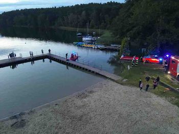 Niesulice: Poszukiwania na jeziorze. Na plaży znaleziono ubrania
