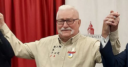Wałęsa zamieścił zdjęcie. Ludzie: Kto Panu robi te koszule?