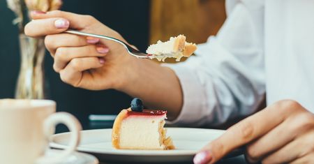 Wiesz, ile musiałbyś zjeść sernika, aby przytyć kilogram? Mało kto ma świadomość