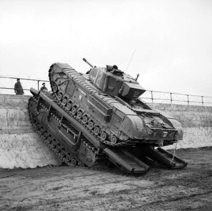 Czołg Churchill wjeżdża po rampie Churchill ARK