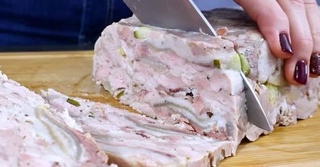 Babcia nigdy nie wyrzucała mięsa z rosołu. Dodawała kiszony składnik i robiła pyszną przekąskę