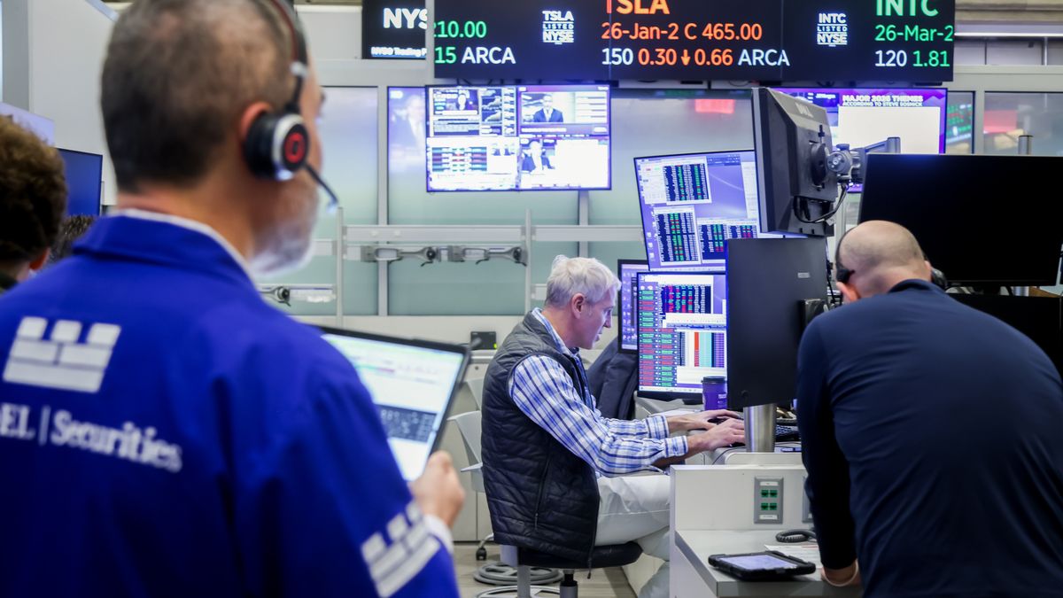 Traders work on the floor of the American Stock Exchange (AMEX) at the New York Stock Exchange (NYSE) in New York, US, on Friday, Jan. 2, 2026. The S&P 500 Index retreated from early Friday gains as worries about stretched valuations offset optimism about next week's massive CES conference and signs President Donald Trump was easing up on tariff policies. Photographer: Michael Nagle/Bloomberg via Getty Images
